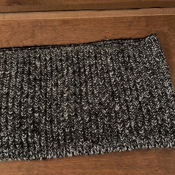 Besty Johnson Black & White Large Bow Detail Infinity Scarf - Picture 14 of 15